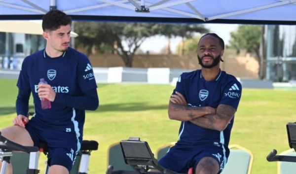 Gary Neville chê trách Arsenal