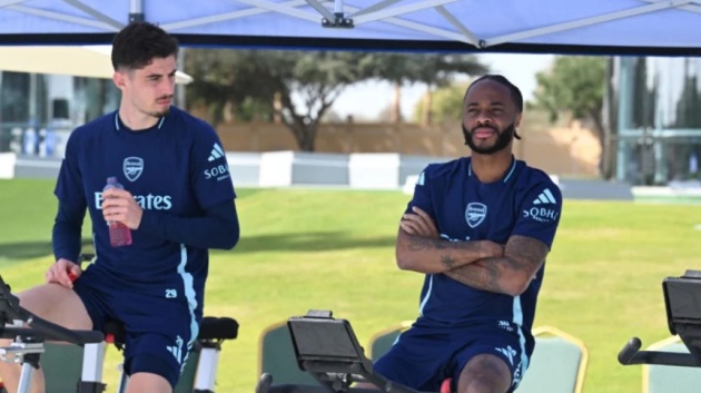 Gary Neville chê trách Arsenal