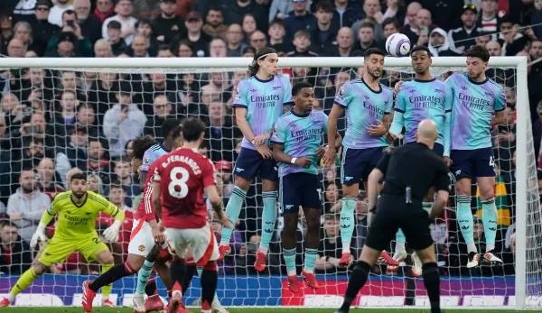 Gary Neville chỉ ra sai lầm của Arsenal trong bàn thắng của Bruno Fernandes