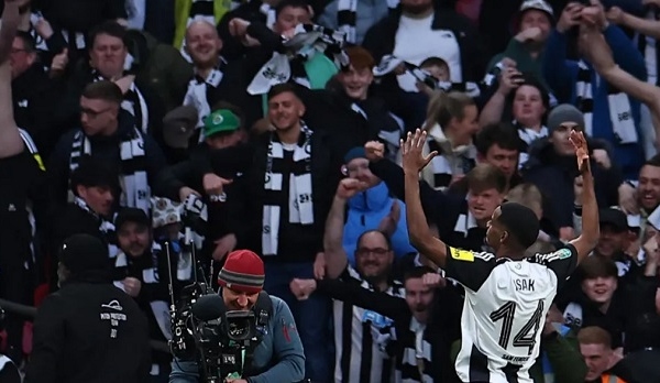 Gary Neville gần như khóc tại Newcastle's Feat