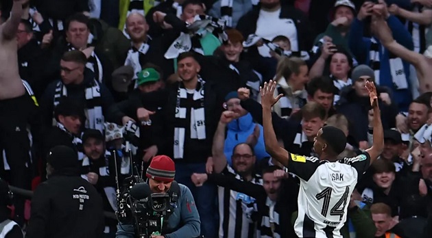 Gary Neville gần như khóc tại Newcastle's Feat