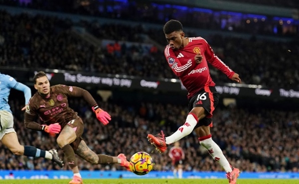 Gary Neville: MU thắng không xứng đáng, nhưng Amad Diallo thì có