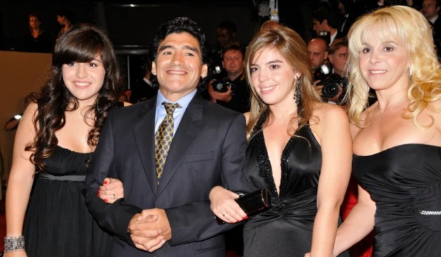 Gia đình huyền thoại Maradona bị đe dọa bởi mafia, thế lực ngầm