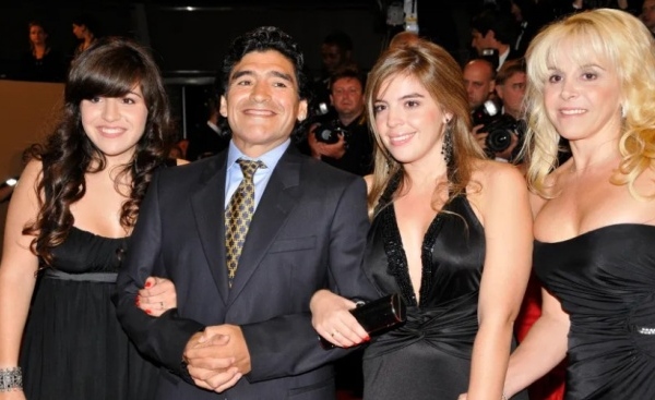 Gia đình Maradona huyền thoại đang bị Mafia, quân đội ngầm đe dọa