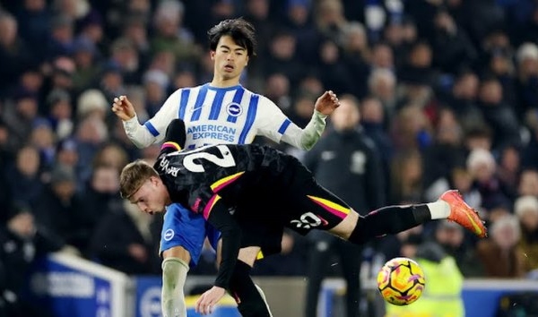 "Giống Messi" – Carragher trầm trồ trước ma thuật của Mitoma trước Chelsea