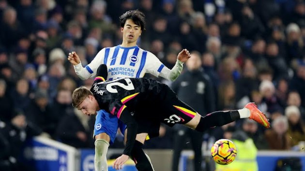 "Giống Messi" – Carragher trầm trồ trước ma thuật của Mitoma trước Chelsea