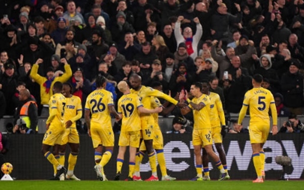 Graham Potter thua trận thứ 2 cùng West Ham trong thế 10 người