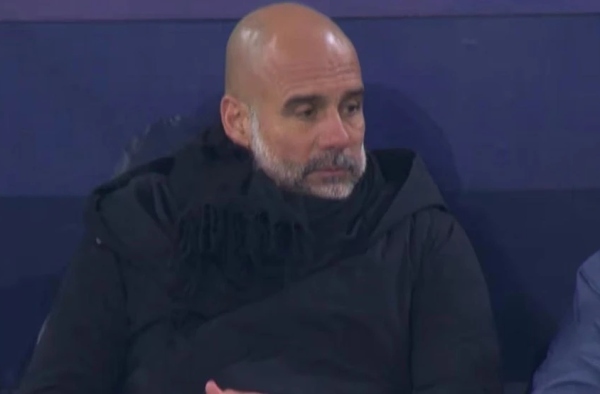 Guardiola lặng người, mặt đông cứng lại