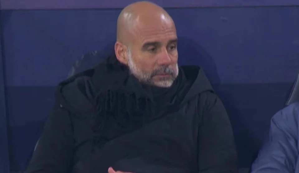 Guardiola lặng người, mặt đông cứng lại