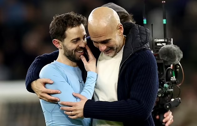 Guardiola xuất hiện với vết xước trên đầu khi Man City hạ Club Brugge
