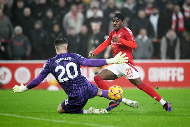 Hạ gục Tottenham, Nottingham Forest "hất cẳng" Arsenal khỏi Top 3