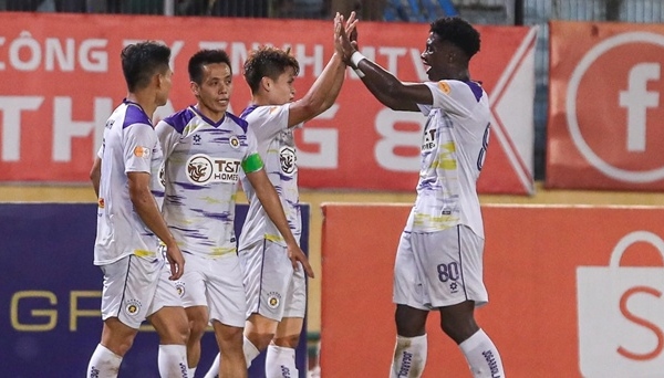 Hà Nội FC thắng 2-0 dù mất người, tiếp tục bám đuổi Nam Định
