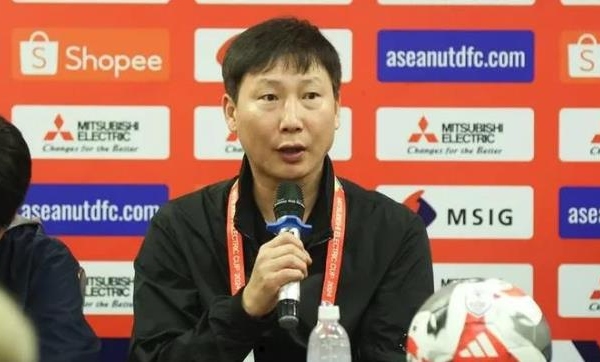 Hạ Thái Lan, HLV Kim Sang-sik tán dương 2 cầu thủ