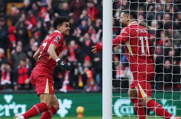 Hạ Wolves, Liverpool lại khiến Arsenal thất vọng trong cuộc đua vô địch EPL