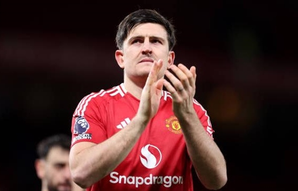 Harry Maguire bảo vệ người mới đến