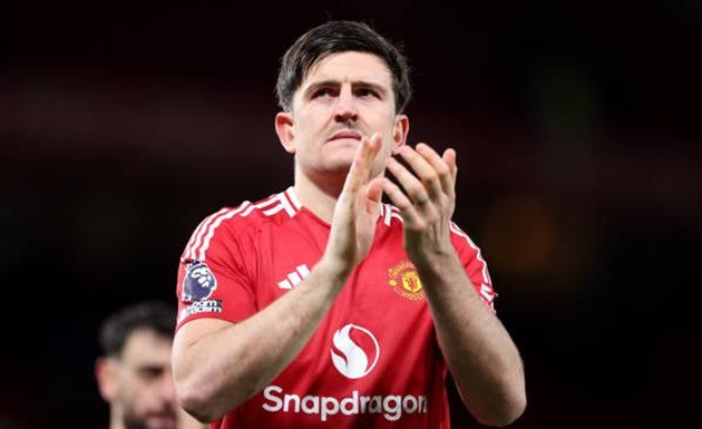 Harry Maguire bảo vệ người mới đến