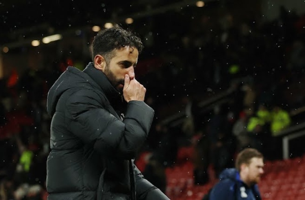 Hệ thống phòng ngự mong manh của Man United