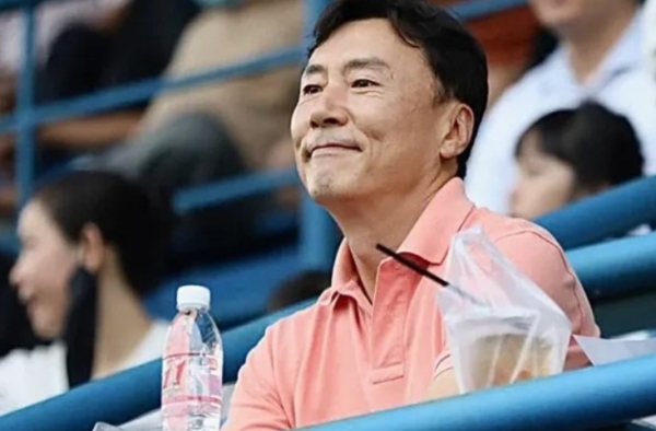 HLV Ha Hyeok-jun 'soi' Tiến Linh ở trận đấu của Bình Dương