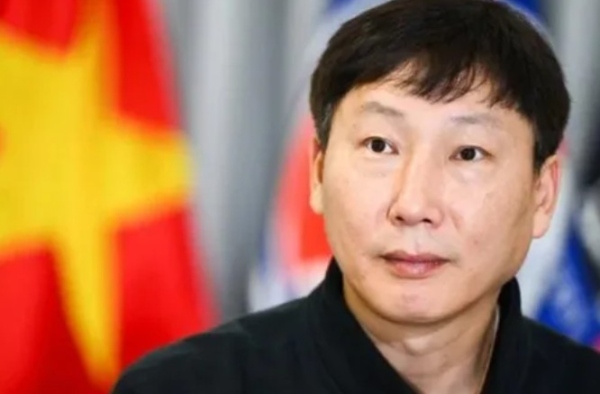 HLV Kim Sang-sik bất ngờ được nhận thưởng