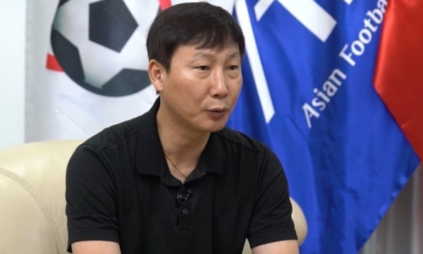 HLV Kim Sang-sik: "Cầu thủ Việt Nam thi đấu còn rất hiền"