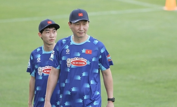 HLV Kim Sang Sik gây bất ngờ