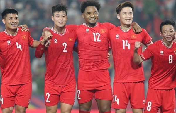 HLV Kim Sang-sik giải bài toán hàng công khi thiếu Xuân Son
