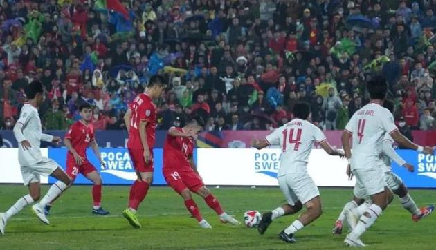 HLV Kim Sang-sik lựa chọn Quang Hải hay nhất trận Indonesia