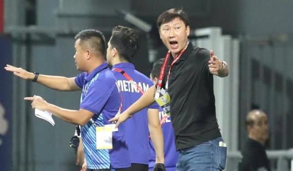 HLV Kim Sang-sik ném vỡ chai nước vì học trò mắc sai lầm