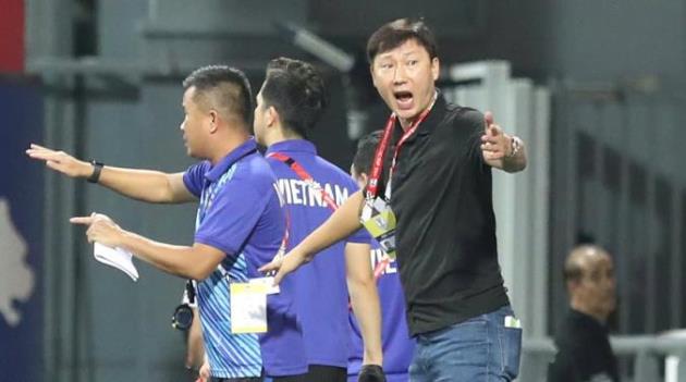 HLV Kim Sang-sik ném vỡ chai nước vì học trò mắc sai lầm