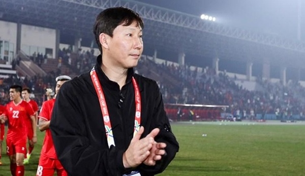 HLV Kim Sang Sik nhận thưởng lớn từ bầu Hiển