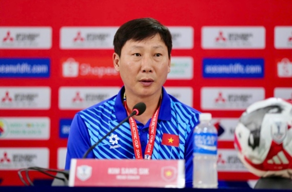 HLV Kim Sang Sik thận trọng trước trận gặp Lào