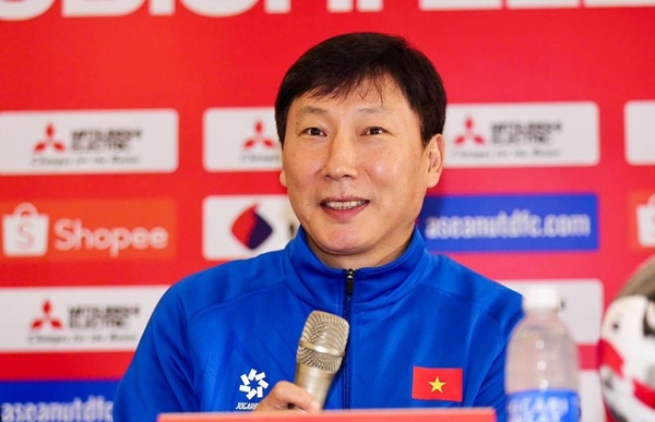 HLV Kim Sang-sik: 'Thợ săn' ngọc thô của bóng đá Việt Nam