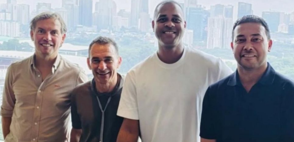HLV Kluivert bắt tay vào công tác huấn luyện Indonesia