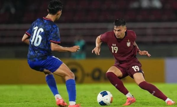 HLV Lào: "Các cầu thủ phải giữ đôi chân trên mặt đất"