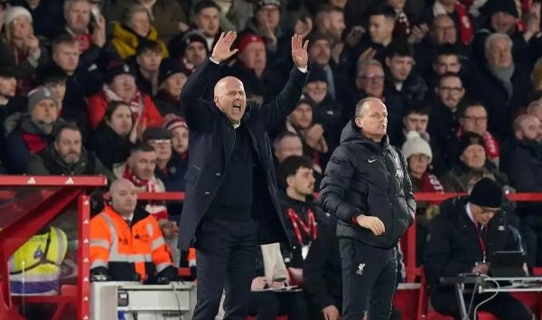 HLV Slot 'ngả mũ' với một ngôi sao Forest sau trận hòa của Liverpool
