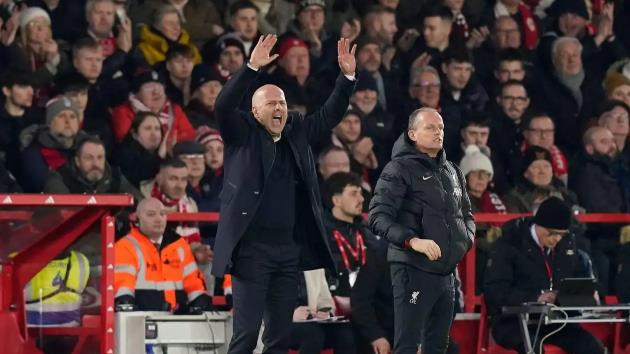 HLV Slot 'ngả mũ' với một ngôi sao Forest sau trận hòa của Liverpool