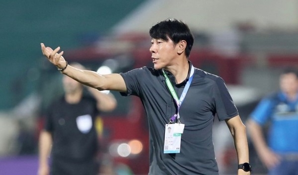 Hòa Lào, HLV Shin Tae-yong nổi nóng với 2 học trò ngay trên sân