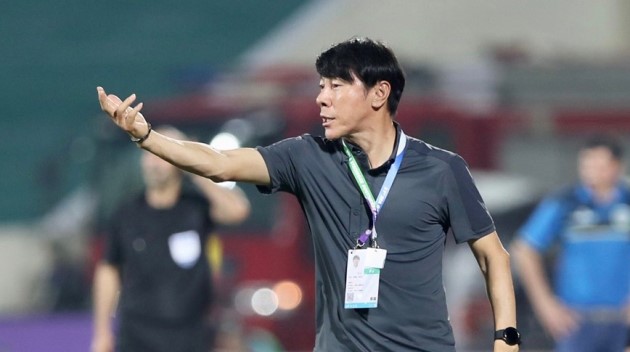 Hòa Lào, HLV Shin Tae-yong nổi nóng với 2 học trò ngay trên sân