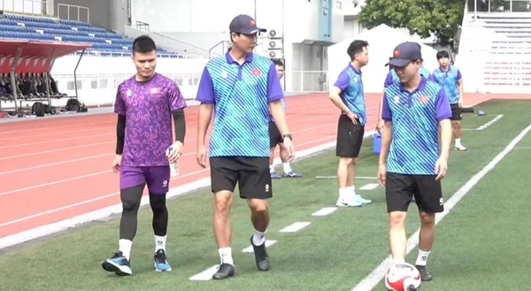 Hòa nhọc nhằn Philippines, ông Kim Sang-sik trao đổi riêng với Quang Hải