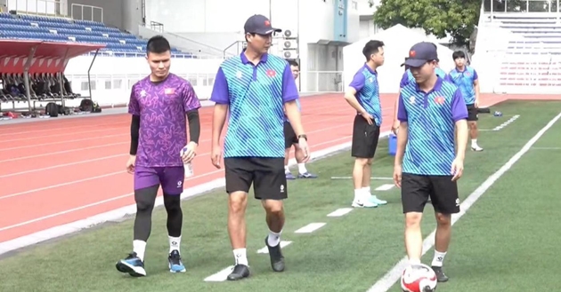 Hòa nhọc nhằn Philippines, ông Kim Sang-sik trao đổi riêng với Quang Hải