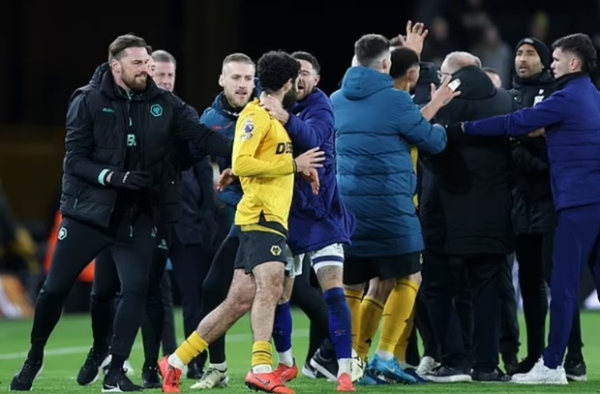 Hỗn loạn nổ ra sau trận Wolves 1-2 Ipswich