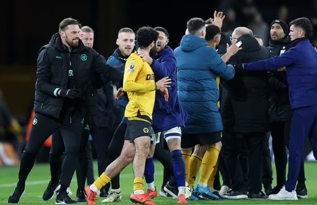 Hỗn loạn nổ ra sau trận Wolves 1-2 Ipswich