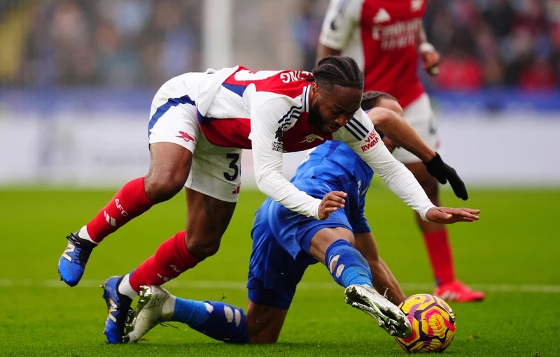 Huyền thoại Arsenal khuyên Arteta tiếp tục đặt niềm tin vào Sterling
