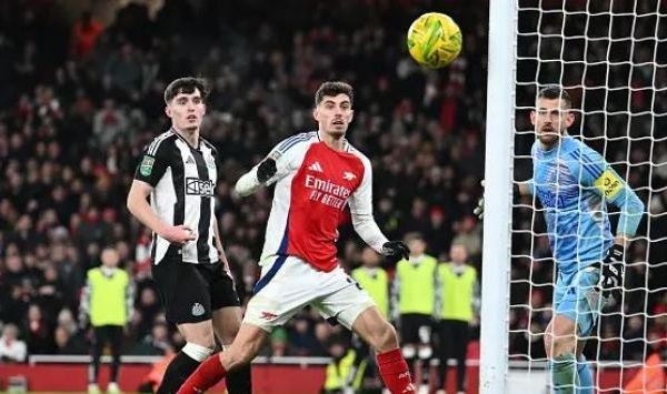 Ian Wright chỉ dạy 2 cầu thủ Arsenal dứt điểm sau trận thua Newcastle