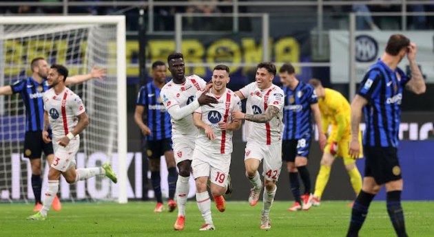 Inter 3-2 Monza: Ngược dòng không tưởng; Giữ vững ngôi đầu