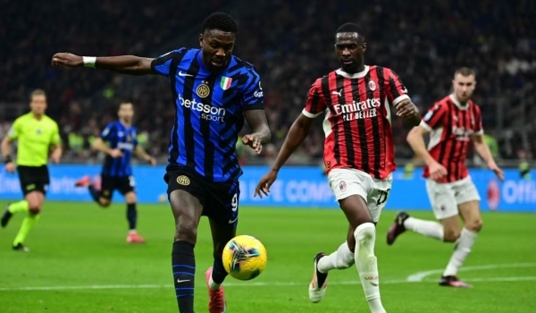 Inter thoát thua phút 90+3', Roma hòa kịch tính Napoli trong trận cầu nghẹt thở