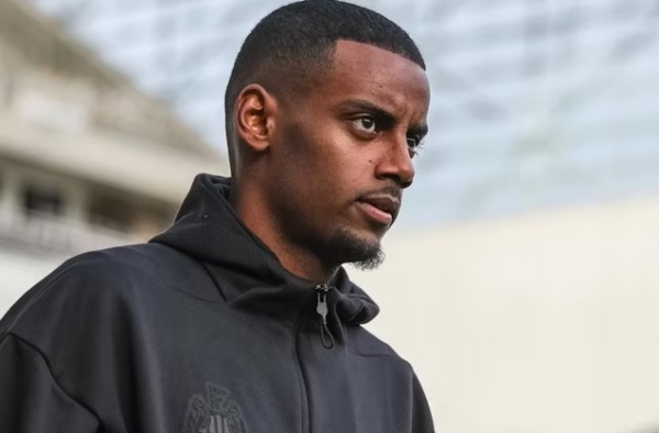 Isak phá vỡ im lặng về Arsenal, Chelsea