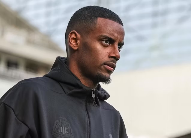 Isak phá vỡ im lặng về Arsenal, Chelsea