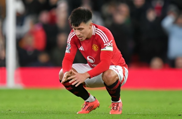 Jamie Carragher chỉ ra thảm họa hàng phòng ngự ở M.U