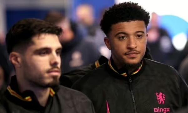 Jamie Carragher mỉa mai sự nghiệp của Sancho tại Chelsea